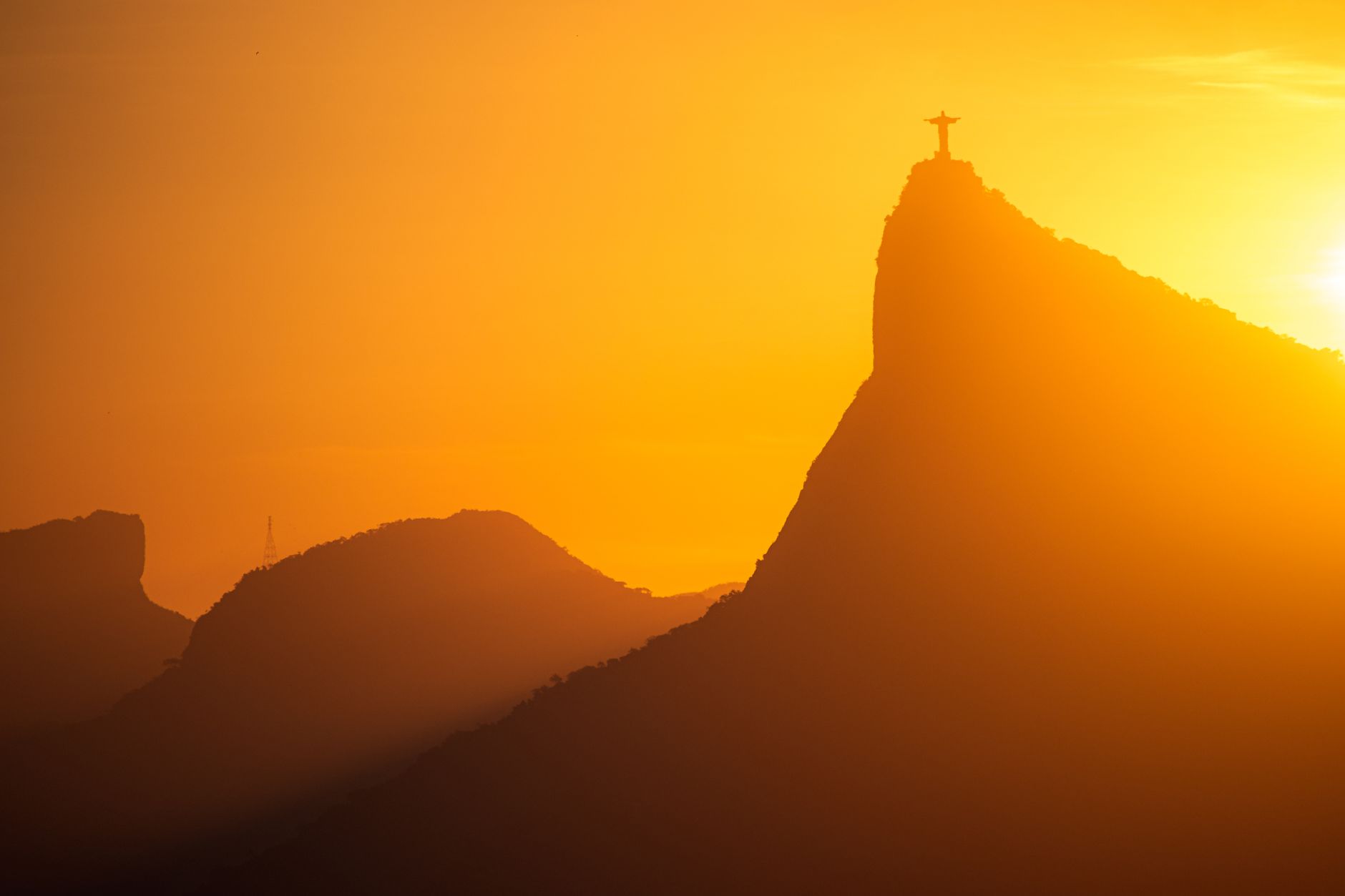 Belíssima paisagem natural do Brasil, montanhas e mar do Rio de Janeiro ao pôr do sol
