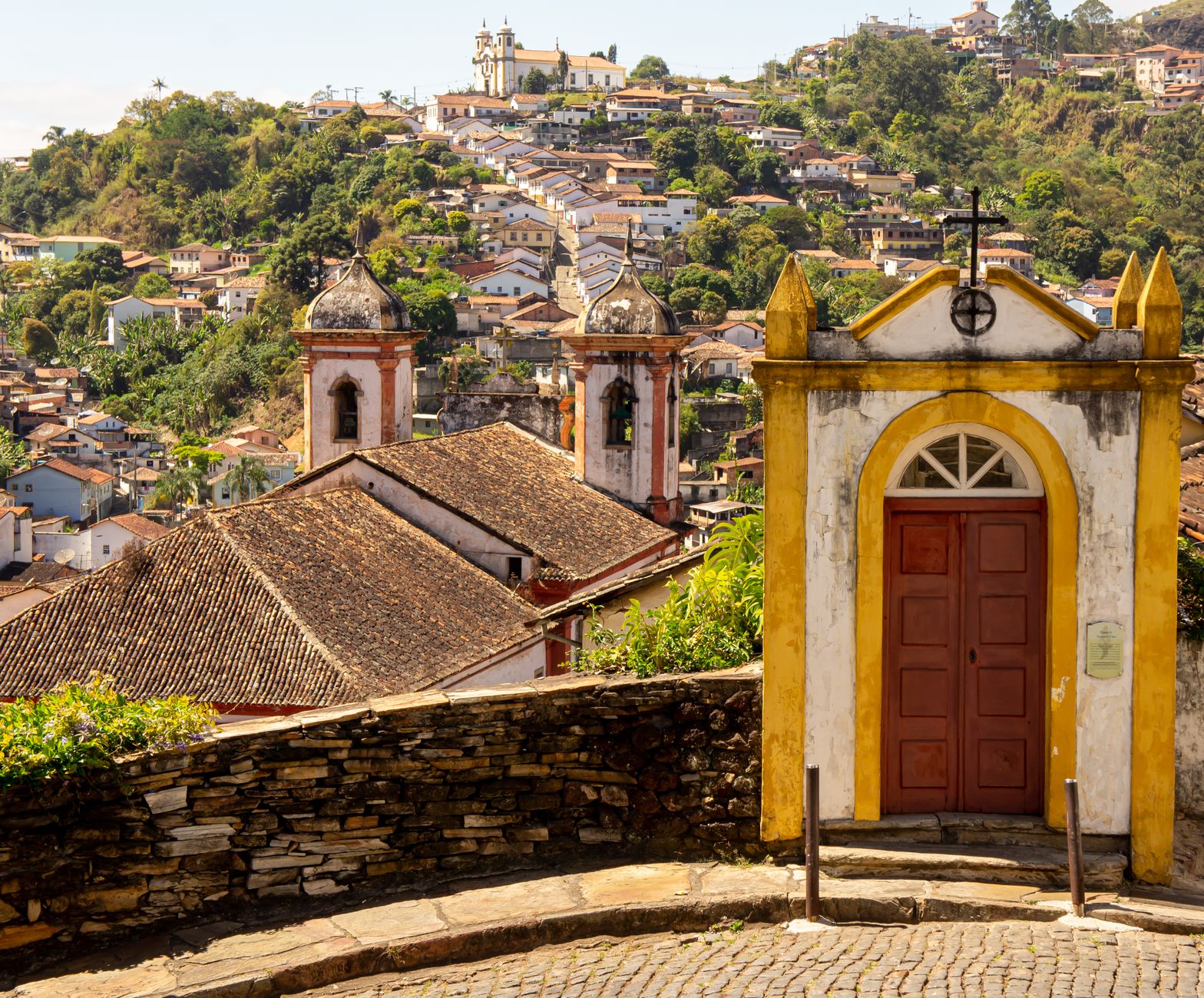 Cidade histórica de Ouro Preto com arquitetura barroca e montanhas ao fundo